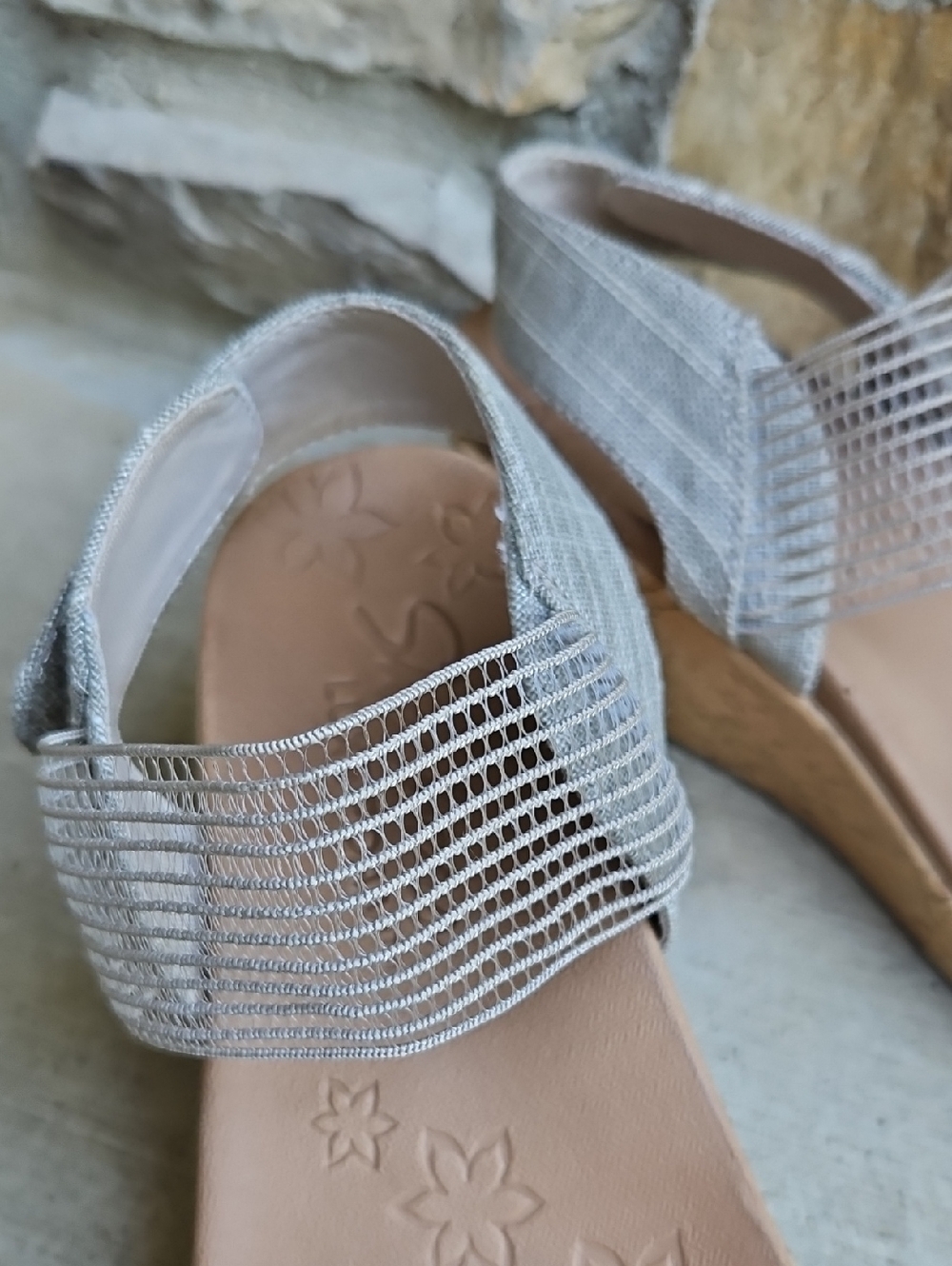 Skechers Silver Sparkle Elastic Strap Sandals 7 New Luxe Foam - Picture 3 of 11